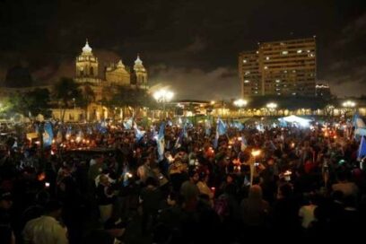 Guatemaltecos exigen renuncia del presidente