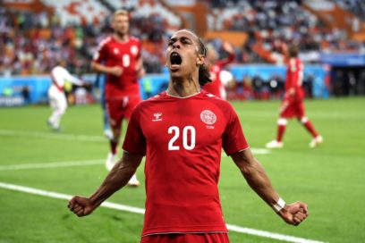 Dinamarca derrota a Perú en duelo de regresos