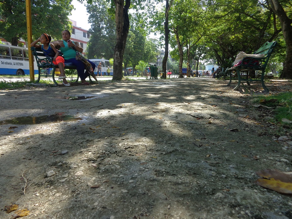 El Parque del Amor, de Bayamo, fue una de las obras favorecidas el pasado año, pero bien se le pudiera llamar el ‘parque de los tropiezos’ por el descuido con los detalles de terminación. Foto: Lianet Suárez Sánchez