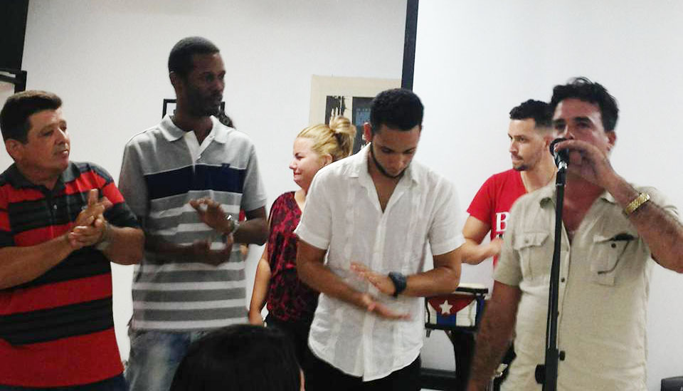 En la tarde del día inaugural, en fraternal controversia tradicional con dos repentistas pinareños.