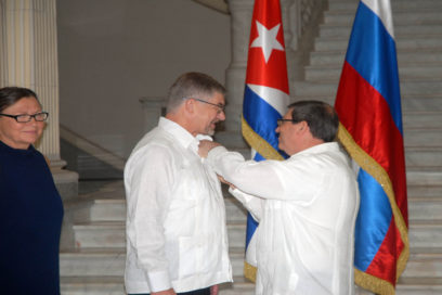 Cuba otorga medalla de la Amistad a embajador de Rusia (+ Fotos)