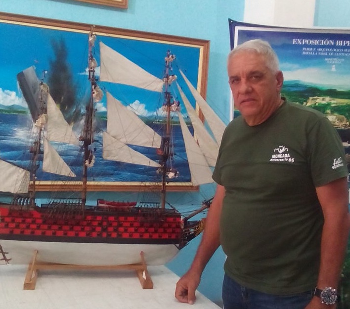 El Dr.C. Vicente González, organizador del Simposub, junto a la maqueta del Santísima Trinidad, pieza de una de las exposiciones prevista a inaugurar durante el Simposio Internacional. Foto: Betty Beatón Ruiz