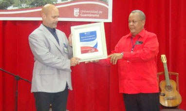Gerardo Hernández Nordelo fue reconocido en la Universidad de Guantánamo por acompañar los procesos y proyectos extensionistas de las universidades de todo el país. Foto: Radio Guantánamo