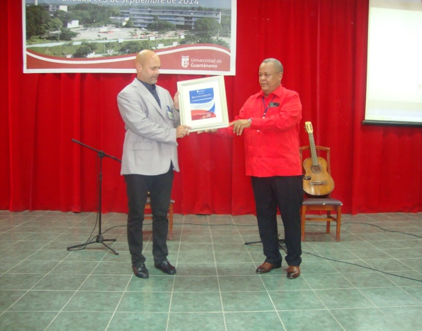 Gerardo Hernández Nordelo fue reconocido en la Universidad de Guantánamo por acompañar los procesos y proyectos extensionistas de las universidades de todo el país. Foto: Radio Guantánamo