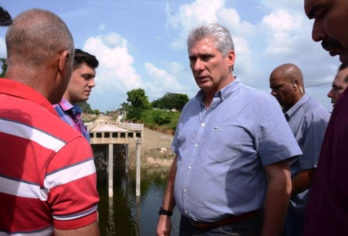 El presidente cubano visitó el puente que comunica el poblado de Zaza del Medio, colapsado tras las intensas lluvias. Foto: Vicente Brito