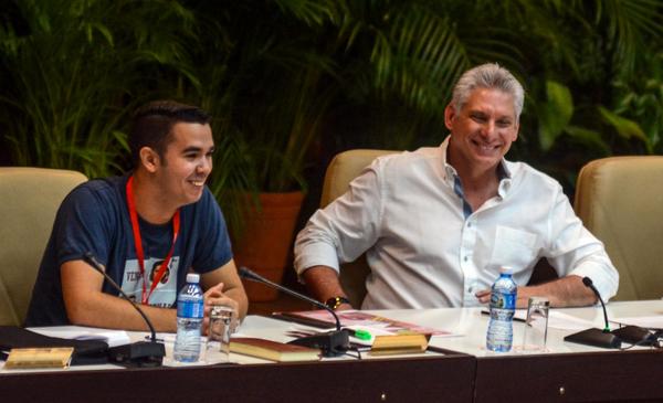 Miguel Díaz-Canel Bermúdez (D), presidente de los Consejos de Estado y de Ministros, y Raúl Alejandro Palmero Fernández (I), presidente de la Federación Estudiantil Universitaria (FEU), durante la Sesión Plenaria del IX Congreso de la FEU, en el Palacio de Convenciones de La Habana, el 8 de julio de 2018. ACN FOTO/ Abel PADRÓN PADILLA/ rrcc
