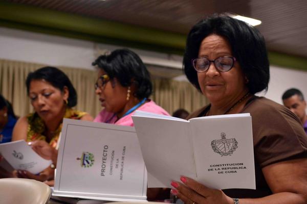 Diputados a la Asamblea Nacional del Poder Popular estudian en cada Comisión el anteproyecto de Constitución de la República de Cuba. Foto: Tony Hernández Mena
