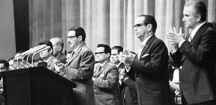 El entonces Comandante de División Raúl Castro Ruz, Primer Viceprimer Ministro y Segundo Secretario del Comité Central del Partido hace uso de la palabra en el acto de proclamación solemne de la Constitución de la República. Foto: Archivo de Trabajadores