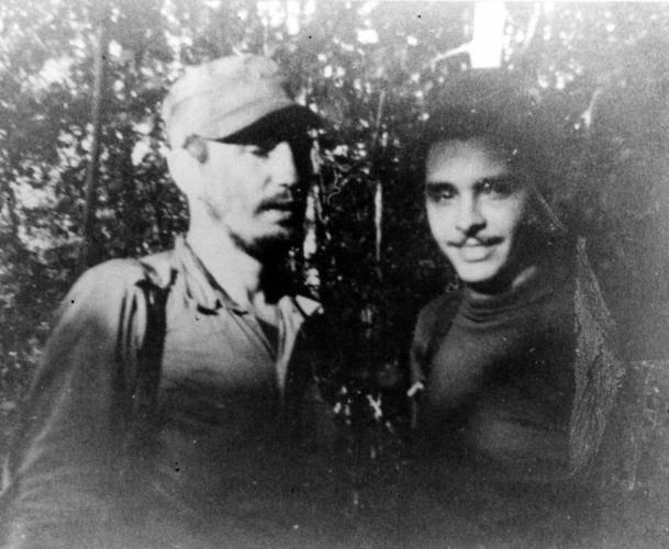Frank junto con Fidel durante la primera reunión de la dirección nacional del Movimiento 26 de Julio en la finca de Epifanio Díaz, colaborador del Ejército Rebelde, 17 de febrero de 1957. Oficina de Asuntos Históricos del Consejo de Estado. Foto: Tomada del sitio Fidel Soldado de las Ideas