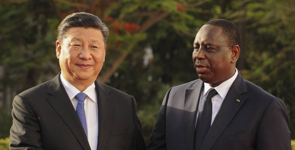 El presidente chino, Xi Jinping, con su homólogo senegalés, Macky Sall, en Dakar. EFE