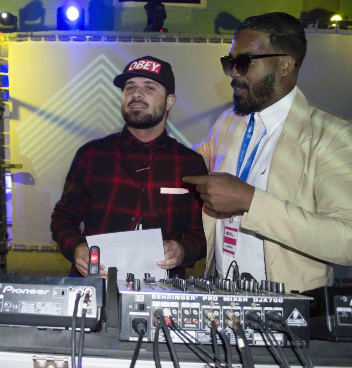 De izquierda a derecha Dj Kike Wolf (ganador del MusicDos 2017) y Dj Ryan