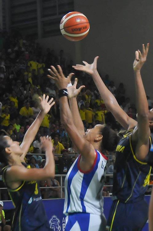 Cuba- Colombia en la final del baloncesto en Barranquilla. Foto: José Raúl Rodríguez Robleda
