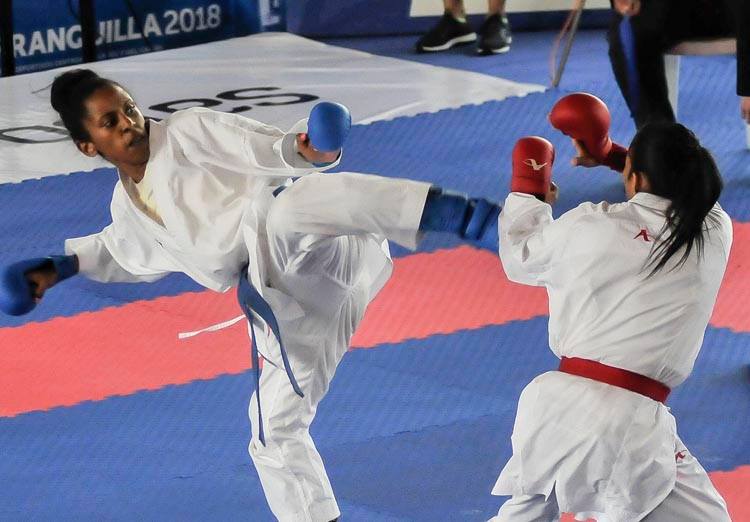Baurelys Torres (54 kg), de azul, fue despojada de un oro en Barranquilla. Foto: José Raúl Rodriguez Robleda