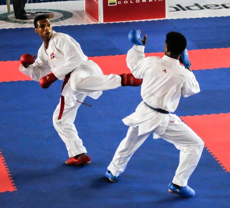 Maikel Noriega (67 kg) de azul, en la final de Barranquilla. Foto: José Raúl Rodriguez Robleda