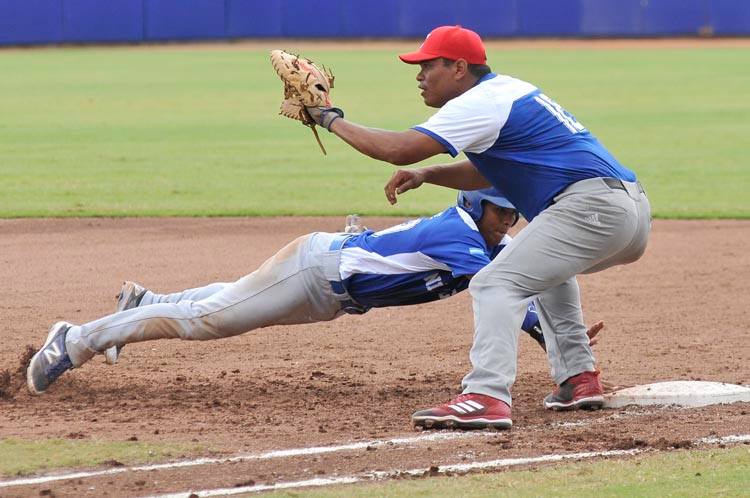 Cuba- Nicaragua en el partido de este viernes, ganado 11-3 por los nuestros. Foto: José Raúl Rodríguez Robleda