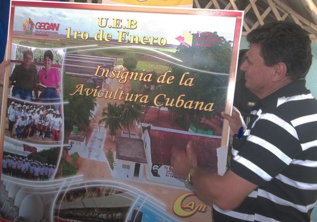 Aníbal Hernández Guerra, director de la unidad de gallinas ponedoras en Primero de Enero, recibió el cuadro de reconocimiento por ser la UEB insignia de la avicultura cubana. Foto: José Luis Martínez Alejo