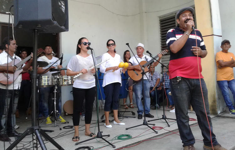 El Festival llevó sus artistas y escritores, invitados y locales, a la población de Cabaiguán, que acudió nutridamente. El Jilguerito fue una de las figuras más aplaudidas. Foto enviadas por Merari Mangly