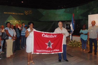 Entregan bandera de colectivo Vanguardia Nacional al Centro de Tecnología y Calidad Industrial
