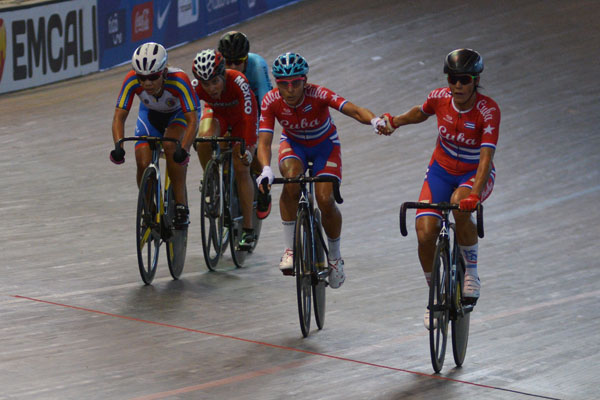 Las atletas Yudelmis Domínguez y Arlenis Sierra, ganan medalla de oro en la Madison femenina, correspondiente a los XXIII Juegos Deportivos Centroamericanos y del Caribe, en el Velódromo Alcides Nieto Patiño, en Cali, Colombia, el 25 de julio de 2018. ACN FOTO/Omara GARCÍA MEDEROS/