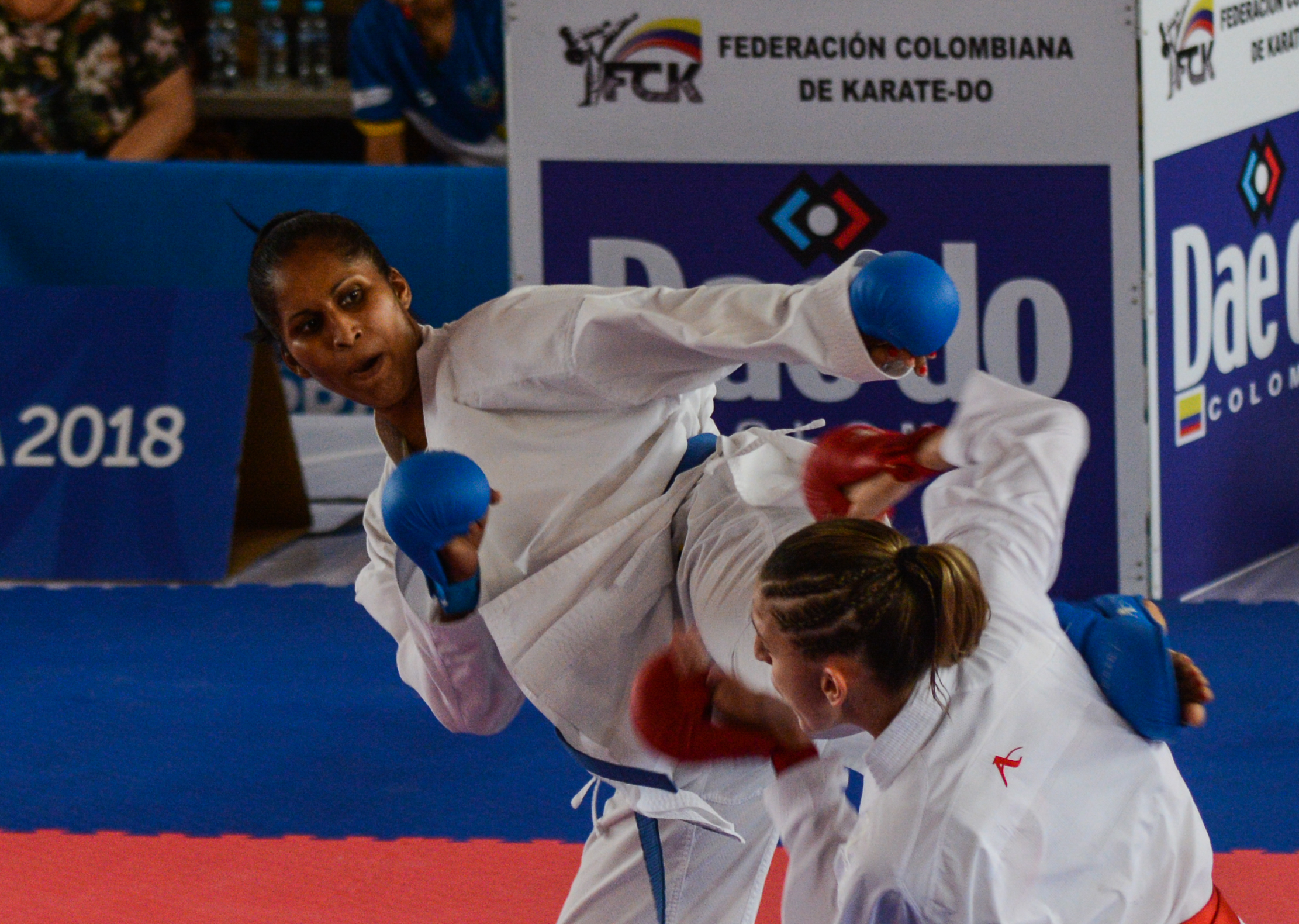 La cubana Cibelys Martínez (azul) ,gano la medalla de oro en Karate, en la división -68 Kg, en los XXIII Juegos Centroamericanos y del Caribe, en el Colegio Marymount, en Barranquilla, Colombia. FOTO/Marcelino VAZQUEZ HERNANDEZ