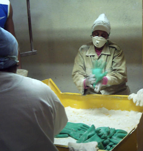Producción de guantes domésticos, una línea que funciona en la fábrica de guantes quirúrgicos en Las Tunas.