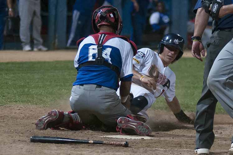 Yulexis La Rosa sacó out en home a Bryson Stott, durante el tope entre ambos equipos, en el estadio Latinoamericano. Foto: José Meriño.