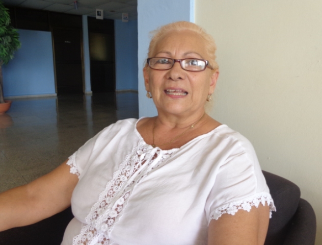 Nélida Virgen Ramírez Formet, una guantanamera de 62 años, farmacéutica jubilada, hoy Agente de Telecomunicaciones como cuentapropista. Foto: Adriana Rojas Preval