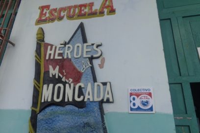 Placa “XXI Congreso de la CTC”, visible en 30 colectivos guantanameros