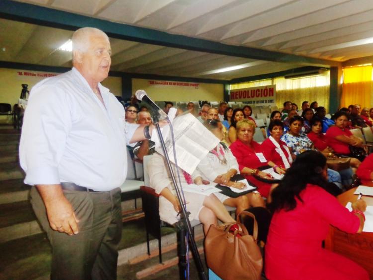 El delegado Gustavo Garrada, validó las premisas condensadas en el documento Bases para el fortalecimiento de la misión del movimiento sindical cubano. Foto: de la autora