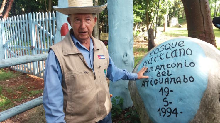 Felo a la entrada del Bosque Martiano del Ariguanabo. Foto: De la autora