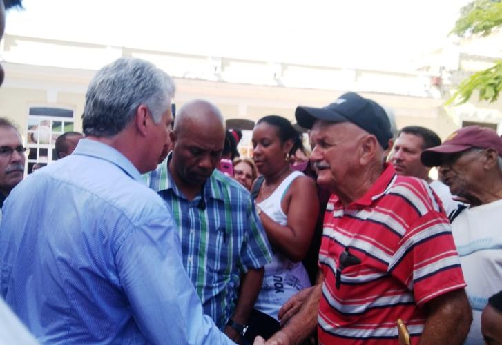 A la salida de la Asamblea Provincial del Poder Popular mucho pueblo lo esperaba. Foto: Noryis