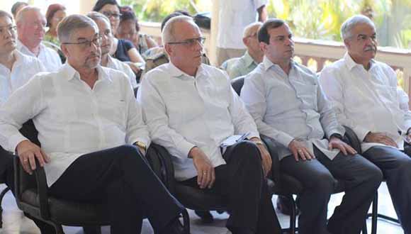 Mijail Kamynin, embajador de la Federación de Rusia; Alexander Alexandrov, embajador de la República de Belarús; el Héroe de la República de Cuba Fernando González Llort, presidente del ICAP; Julio Garmendía, de la Dirección de Europa y Canadá del MINREX. Foto: ACN