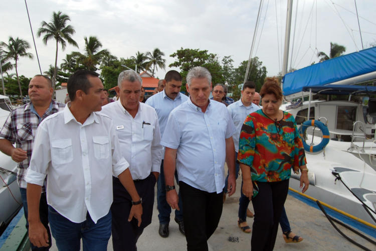 El Presidente cubano visitó la Marina Marlin, la cual fue muy afectada por el derrame de sustancias oleosas a la había cienfueguera. Foto: Barreras Ferrán.
