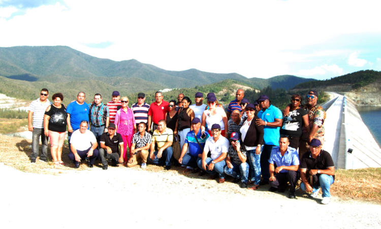 Participantes en la reunión del Sindicato Nacional de Trabajadores de la Construcción (SNTC) en las márgenes de la presa Mayarí, uno de los eslabones esenciales del sistema de trasvases del oriente cubano. Foto: Barreras Ferrán