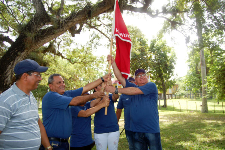 El colectivo de la Empresa de Servicios Ingenieros – Dirección Integrada de Proyectos – Trasvases recibió la bandera en el Conjunto Monumental Histórico de Birán. Foto: Barreras Ferrán.