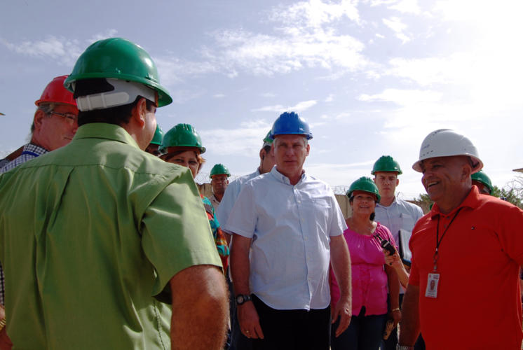 En la refinería de petróleo conoció del arduo trabajo de recuperación ejecutado y los favorables resultados que se registran actualmente. Foto: Barreras Ferrán.
