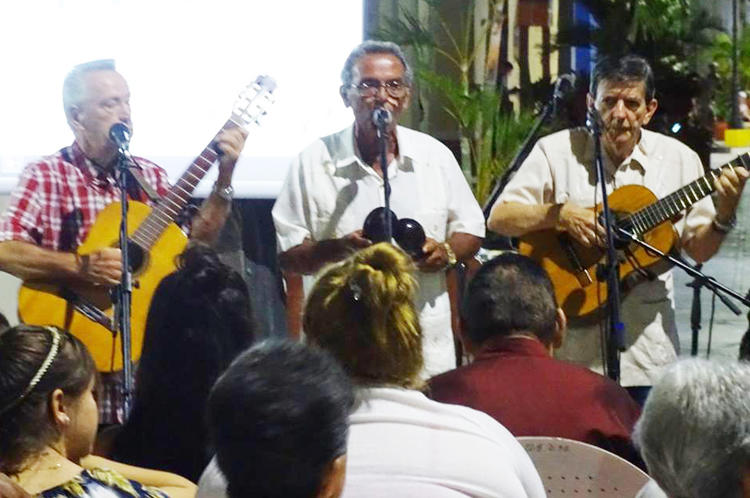 Un bloque dedicado a los tríos abrió el programa de la gala. Foto enviadas por Merari Mangly