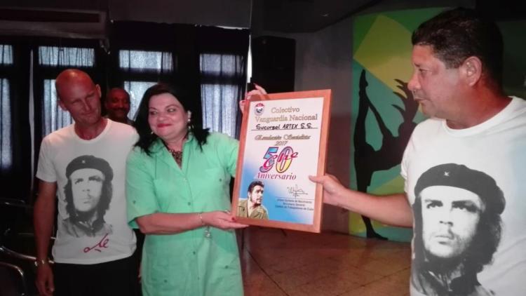 Nereida López Labrada, secretaria general del Sindicato Nacional de Trabajadores de la Cultura entregó el certificado acreditativo. Foto: Lisandra Gómez