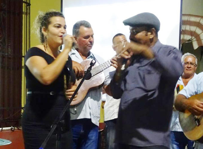 Arletys Medina pidió cantar con el invitado Tony Iznaga, el Jilguerito, tonadista reconocido en todo el país. Foto enviadas por Merari Mangly