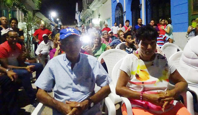 La población colmó el bulevar de la villa del Yayabo para disfrutar de la gala inaugural del VI Festival Toda luz y toda mía. Foto enviadas por Merari Mangly