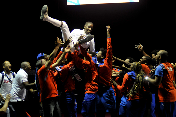 La felicidad es total en la familia de esgrima tras el título de Reynier Enríquez. Foto: José Raúl Rodriguez Robleda