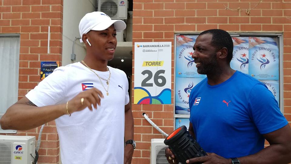 Juan Miguel Echevarría conversa con su entrenador Daniel Osorio en la Villa Centroamericana. Foto: Raúl Rodríguez