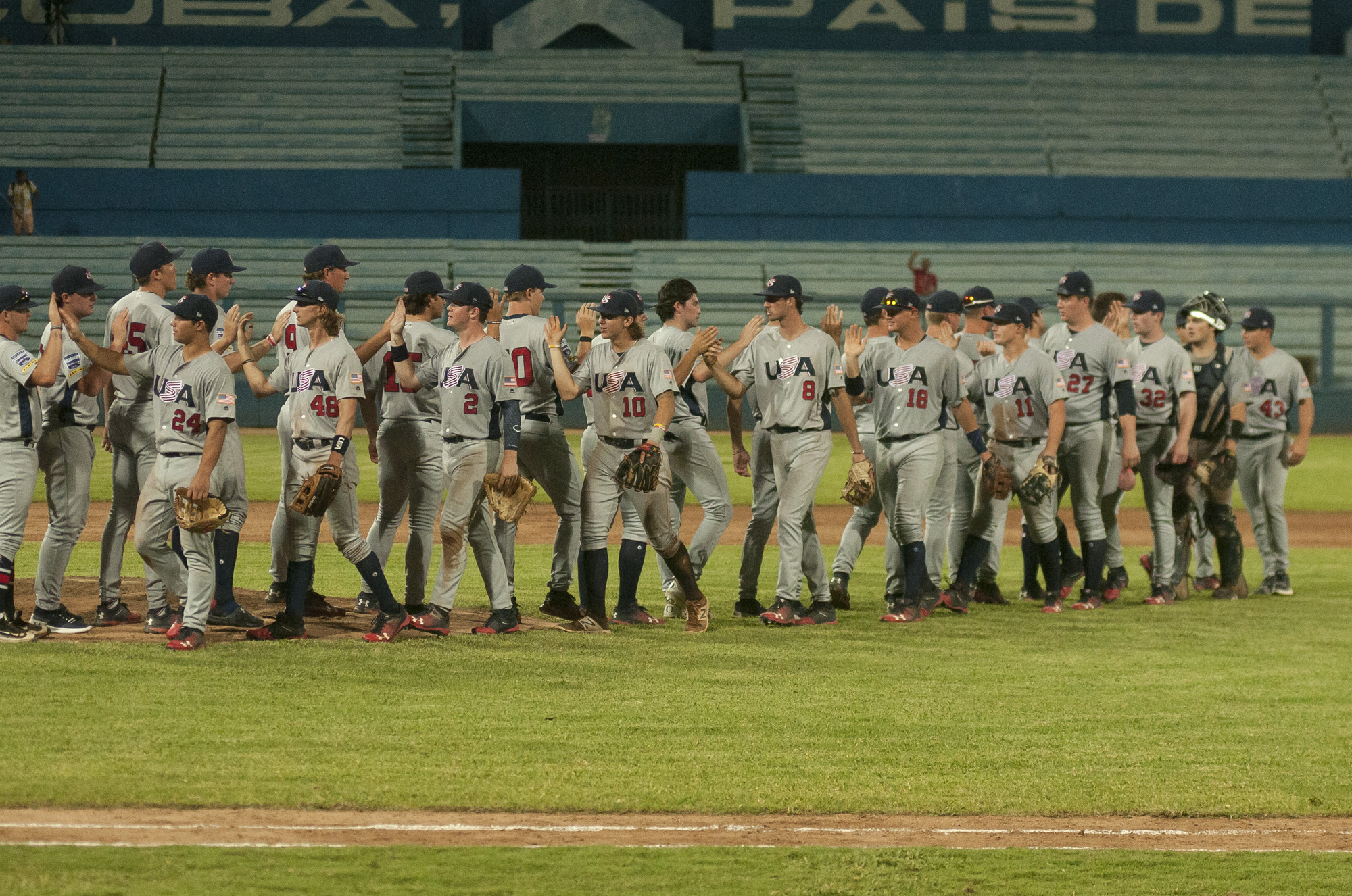 El equipo de EE.UU. tras su primer triunfo sobre Cuba en este tope amistoso. Foto: josé Meriño.