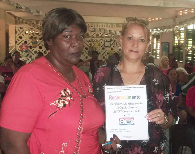 Julia Santos (a la izquierda) recibió el reconocimiento entregado por Niurka Ferrer Castillo, organizadora en la CTC avileña. Foto: José Luis Martínez Alejo