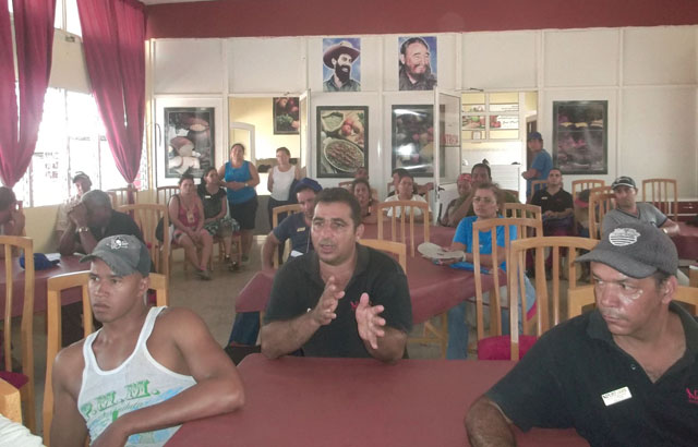 Además de solicitar que llegue a su fábrica el periódico Trabajadores, se abogó por un rotundo cambio de la Ley 38 de innovaciones no solo en la industria cubana del mueble. Foto: José Luis Martínez Alejo