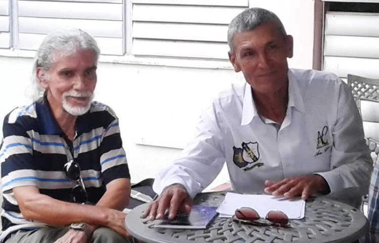 En una de las sesiones de literatura escrita, Miguel Mariano presentó el libro de comentarios de Péglez titulado Con diez que se quieran bien, publicado por la Editorial José Martí. Foto enviadas por Merari Mangly
