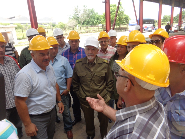 El Comandante de la Revolución visitó el área donde será montado el nuevo laminador. Foto: Jorge Pérez Cruz