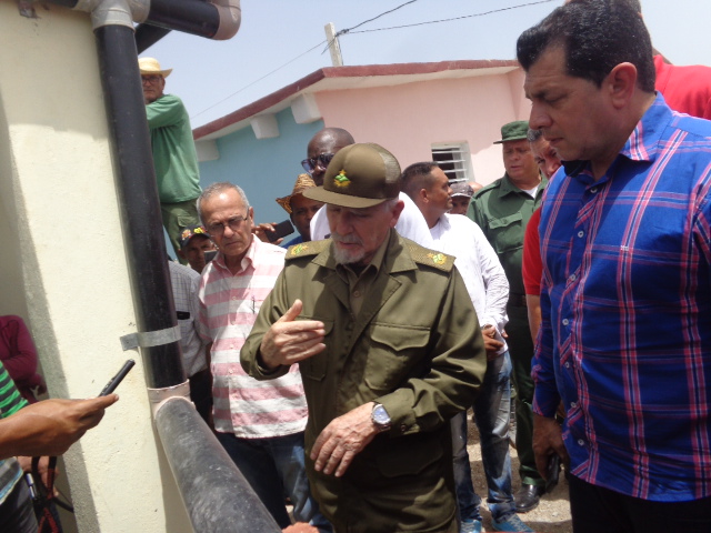 En el polo de vivienda de Blanca Rosa, municipio de Majibacoa, indaga sobre la producción local de materiales de la construcción. Foto: Jorge Pérez Cruz