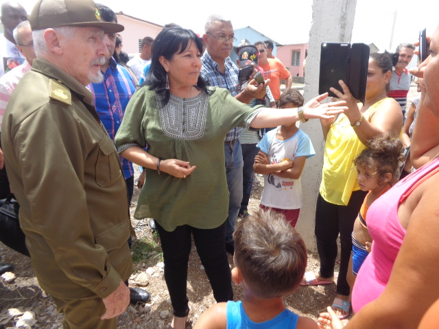 También departió futuros moradores. Foto: Jorge Pérez Cruz