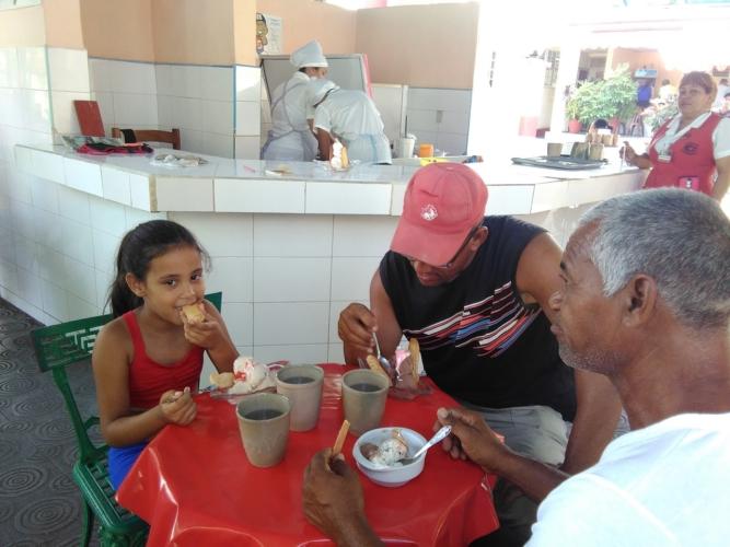 Keylin María Luna es de los muchos infantes que prefieren el Jardín por lo bonito que está, y su padre, Juan Alberto Luna, no duda en complacerla, porque además encuentra allí el buen trato y la agilidad en el servicio. Foto: Betty Beatón Ruiz